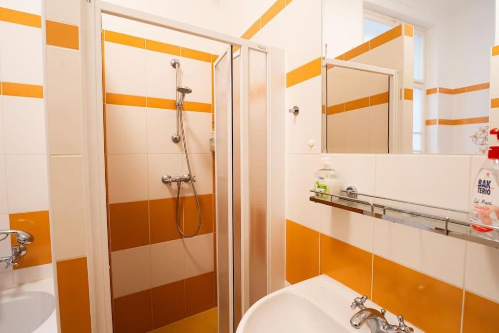 Cozygem Apt 2 Mins Walk Charles Bridge Praga