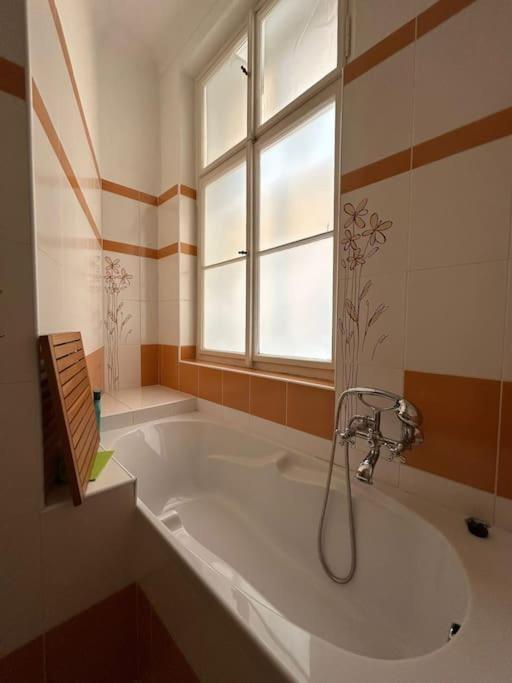 Cozygem Apt 2 Mins Walk Charles Bridge Apartament